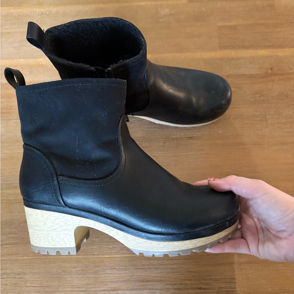 Universal Thread Clog Boots